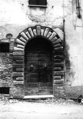 Casa con portale bugnato sec.XVI
